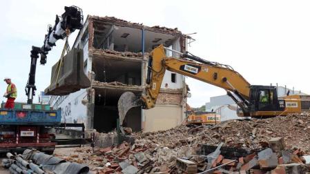 Avanza el derribo de la antigua fábrica de Super Ser para dar paso a Ikea