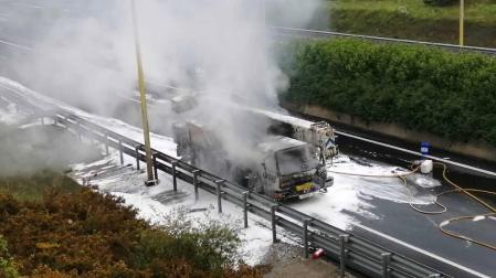 Un camión cisterna arde en la N-1.
