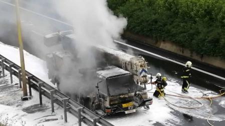 Un camión cisterna arde en la N-1.