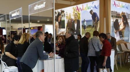 Numerosos visitantes en la XVI Feria Internacional del Turismo cogiendo información en uno de los stands de Gran Canaria.