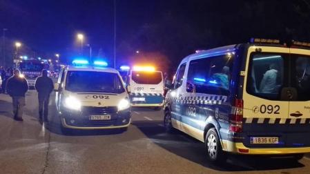Varias furgonetas de la Policía Municipal de Pamplona, en el lugar del incencio en Buztintxuri.