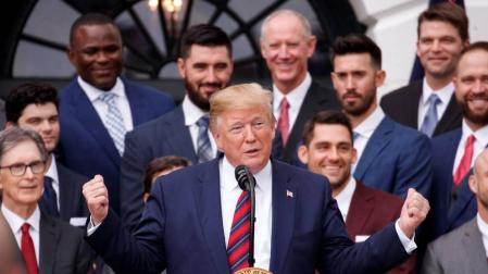 El presidente de los Estados Unidos, Donald Trump, habla durante una ceremonia en honor a los Red Socks de Boston.