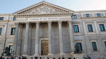 Sale del Congreso, entre aplausos, el féretro de Alfredo Pérez Rubalcaba
