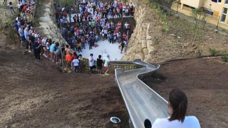 Cierra el disparatado tobogán de Estepona tras los daños sufrido por los usuarios