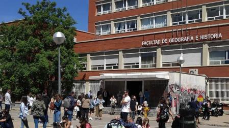 La universidad Complutense utiliza perros para reducir el estrés de sus estudiantes