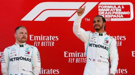 El piloto británico de Mercedes, Lewis Hamilton, celebra en el podio de Montmeló su victoria ante Bottas