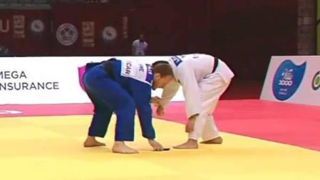 Descalificado un judoca al caérsele el móvil en pleno combate
