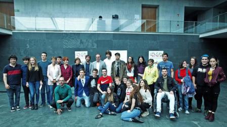 Los jóvenes les ponen "las pilas" a los candidatos a presidir Navarra