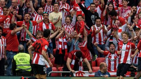 El centrocampista del Athletic de Bilbao Raúl García celebra su segundo gol ante el Celta de Vigo