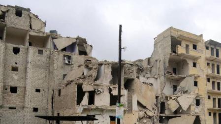 Entre escombros, año y medio después de que el ejército haya recuperado los barrios orientales de Alepo, la vida se asoma tímidamente. Aquí, durante cuatro años, cinco meses y tres días los combates segaron la vida de más de 30.000 personas. Muchos refugiados y desplazados vivían en las casas que ilustra este reportaje.