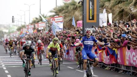 El italiano Elia Viviani gana al sprint la segunda etapa