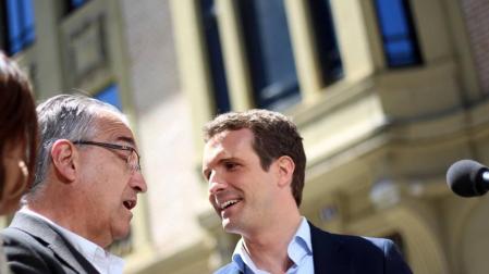Imágenes del acto electoral del líder del PP, Pablo Casado, junto al candidato a la alcaldía de Pamplona de Navarra Suma, Enrique Maya, en Pamplona.
