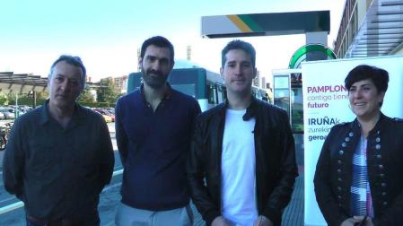 Antso Fernández, segundo por la derecha, junto a María Solana en la UPNA.