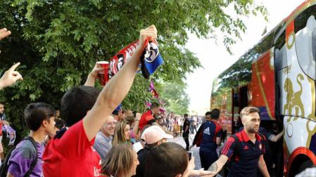 Aficionados de Osasuna reciben al autobús