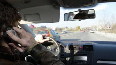 La Policía multa a 12 conductores cada día por usar el móvil en el coche