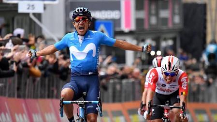 El ciclista ecuatoriano Richard Carapaz del equipo Movistar esprinta para vencer en la cuarta etapa del Giro de Italia.