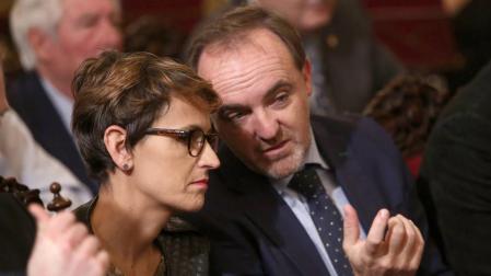 La socialista María Chivite y el candidato de Navarra Suma, Javier Esparza, de UPN, conversando, en una entrega de premios.