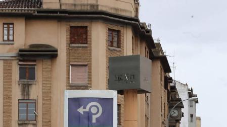 25 años con reloj y termómetro en las calles de Pamplona