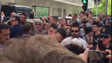 Despedida de Pedro Sánchez de Pamplona con selfies y besos