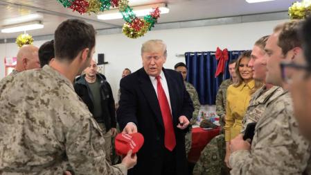 Trump, en su visita a las tropas estadounidenses en Irak.