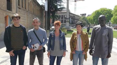 Bakartxo Ruiz (en el centro) con otros candidatos de EH Bildu al Parlamento de Navarra