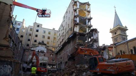 Una gran cizalla arrancó con precisión los tabiques del inmueble