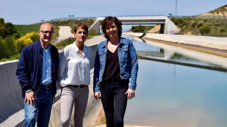 Chivite (PSN), en un acto de campaña en un tramo del Canal de Navarra