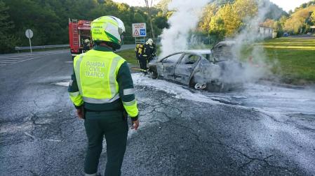 Arde un coche en la rotonda de acceso a Lekunberri