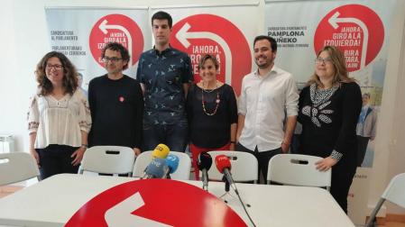 Alberto Garzón en una rueda de prensa en Pamplona junto a candidatos de I-E al Parlamento foral