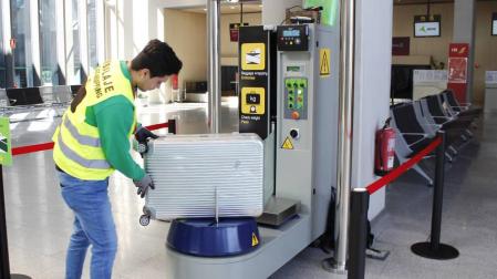 En el aeropuerto de Noáin ya se plastifican maletas