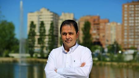 El candidato municipal Jesús Barcina, en el parque del Orfeón.
