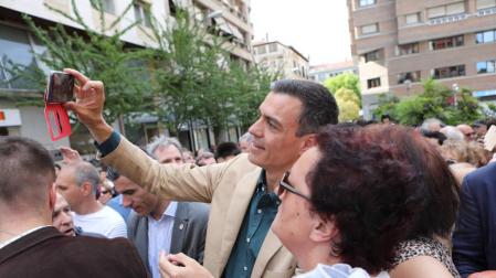Sánchez se hizo decenas de selfis y firmó su libro