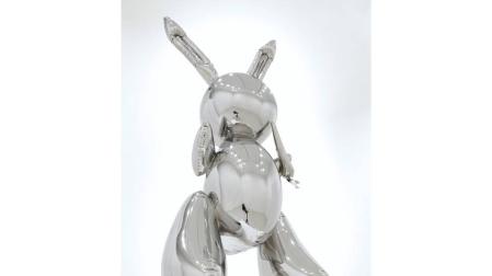 Fotografía cedida por la casa de subastas Christie's donde se muestra "Rabbit", un llamativo conejo metálico del estadounidense Jeff Koons.