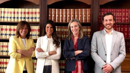 Carolina Viguria, directora del Servicio de Política Económica; Raquel Trincado, gerente de AJE; Izaskun Goñi, directora general de Política económica, Empresarial y Trabajo; y Javier Vidorreta, presidente de AJE.