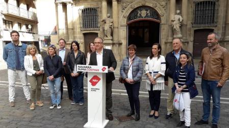 Enrique Maya, candidato de Navarra Suma a la Alcaldía de Pamplona, en un acto en la plaza Consistorial.