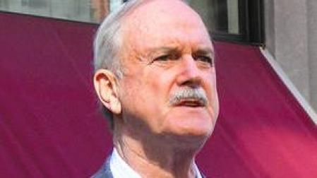 John Cleese, de los Monty Phyton, en la gala de la ciencia navarra en Baluarte