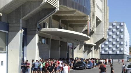 Más de 200 personas, en la apertura de las taquillas de El Sadar