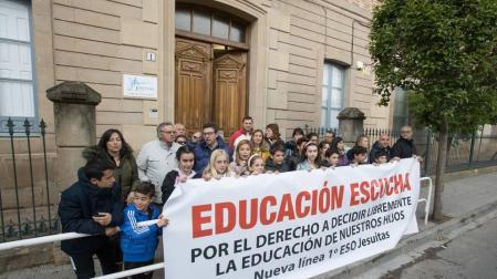Familias de alumnos sin plaza en Jesuitas Tudela piden una línea nueva