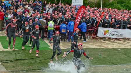 El momento de la salida de la pasada edición de la Half Triathlón, que volverá a comenzar en el pantano de Alloz.