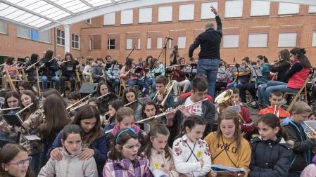 Escuelas de toda Navarra llevan su música a plazas y calles de Estella