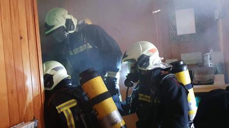 Rescatan ilesa a una pareja que dormía mientras ardía su pi