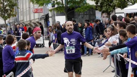 Un millar de corredores, 250 niños y 750 mayores, han participado en la carrera.