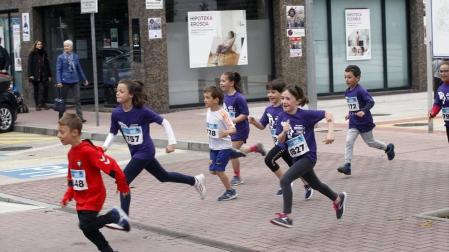 Un millar de corredores, 250 niños y 750 mayores, han participado en la carrera.