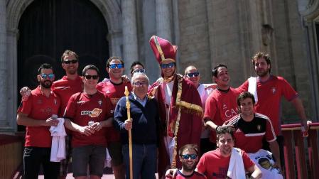 Sabalza, la afición y un San Fermín rojillo, a las puertas de la Catedral de Cádiz
