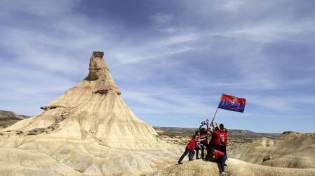 Un grupo de aficionados de la Peña Muskaria, en las Bardenas.