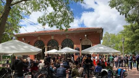 Fiesta en el bar Media Luna de Pamplona para inaugurar la temporada