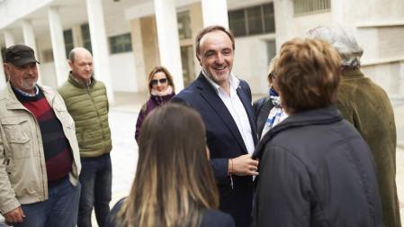 Esparza propone mejorar las ayudas a la dependencia en Navarra