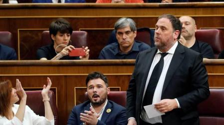 Por la república, por el planeta... Bronca al acatar la Constitución