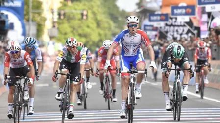 Demare se impone al sprint en la décima etapa y Conti mantiene el liderato