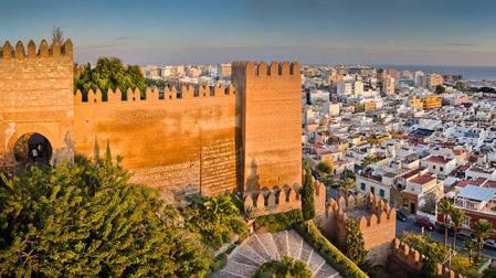 Hallan a un hombre con graves heridas atado en la cama de su casa en Almería